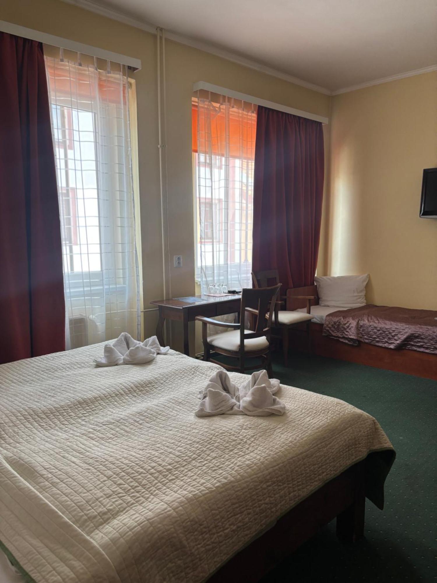 Hotel Bila Ruze Písek Exteriör bild